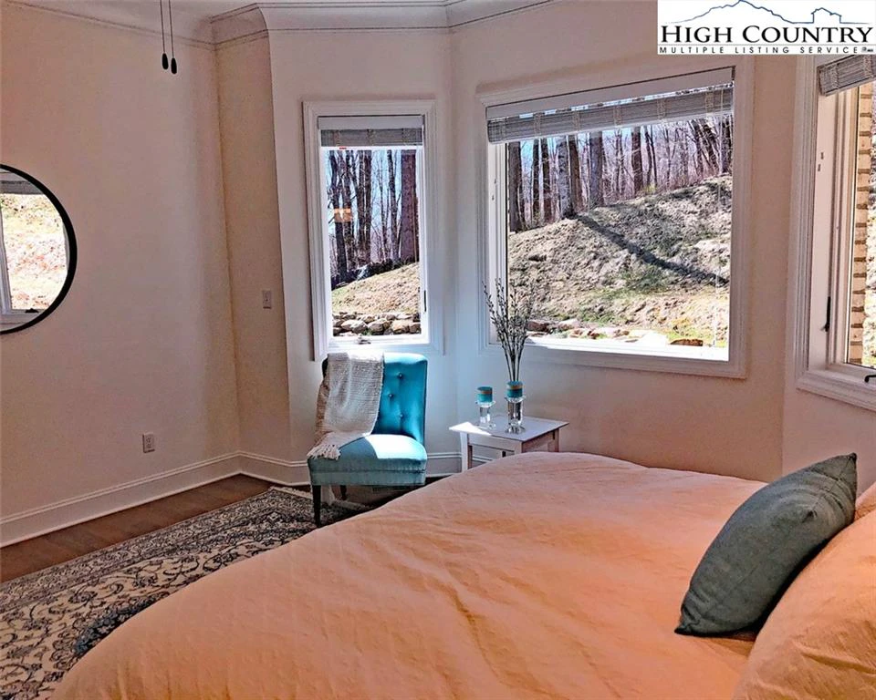 Image number 5 for the current listing