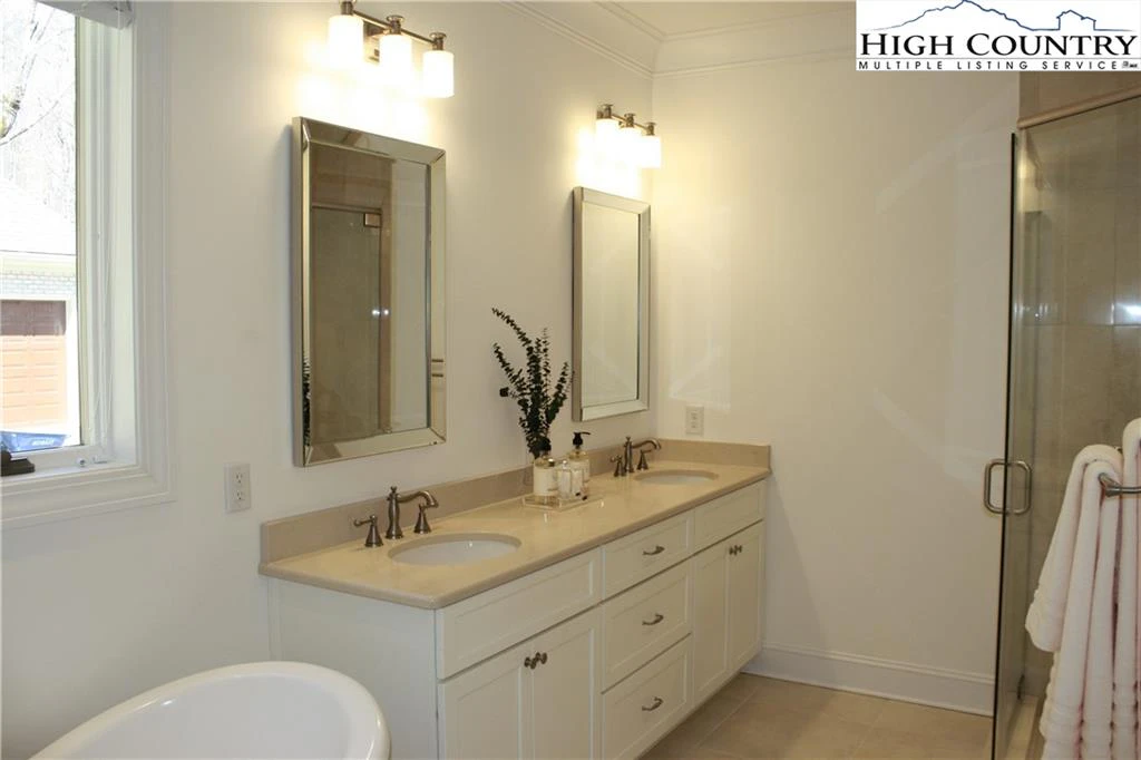 Image number 6 for the current listing
