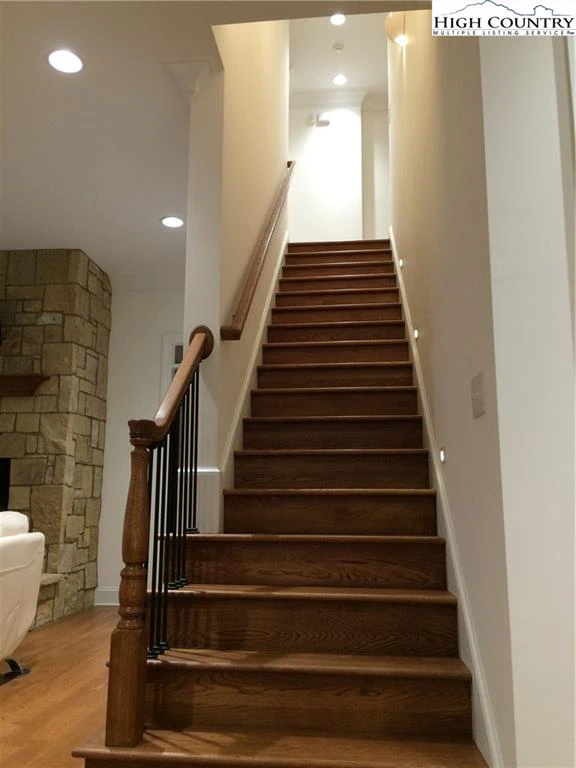 Image number 8 for the current listing