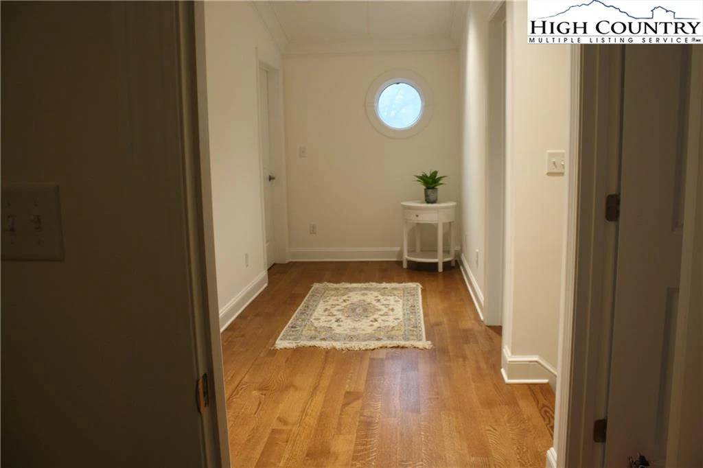 Image number 9 for the current listing