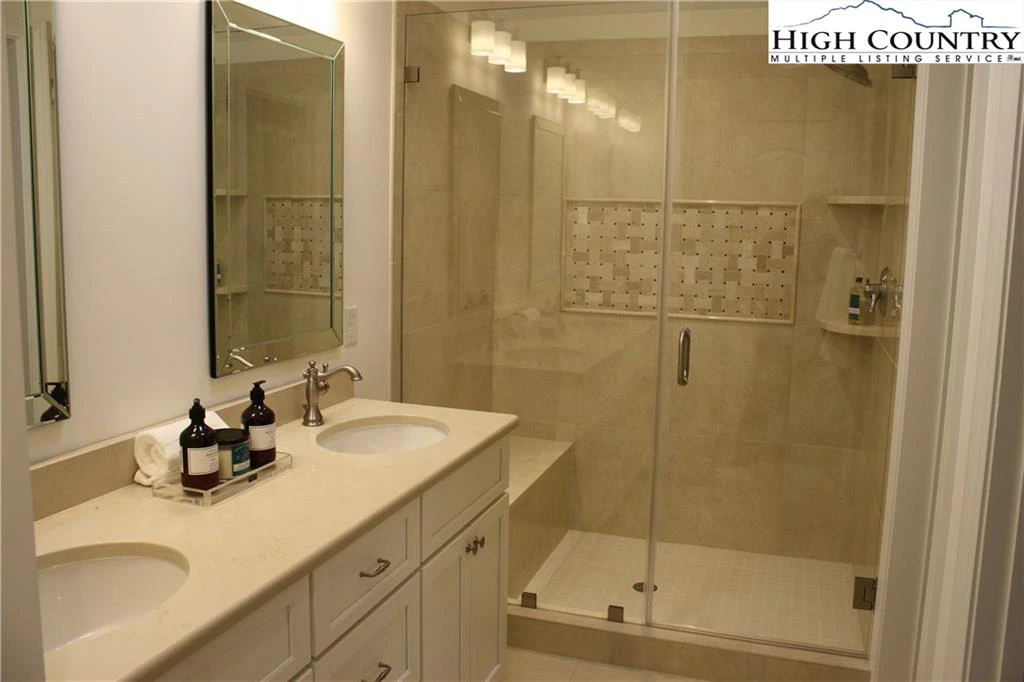 Image number 11 for the current listing