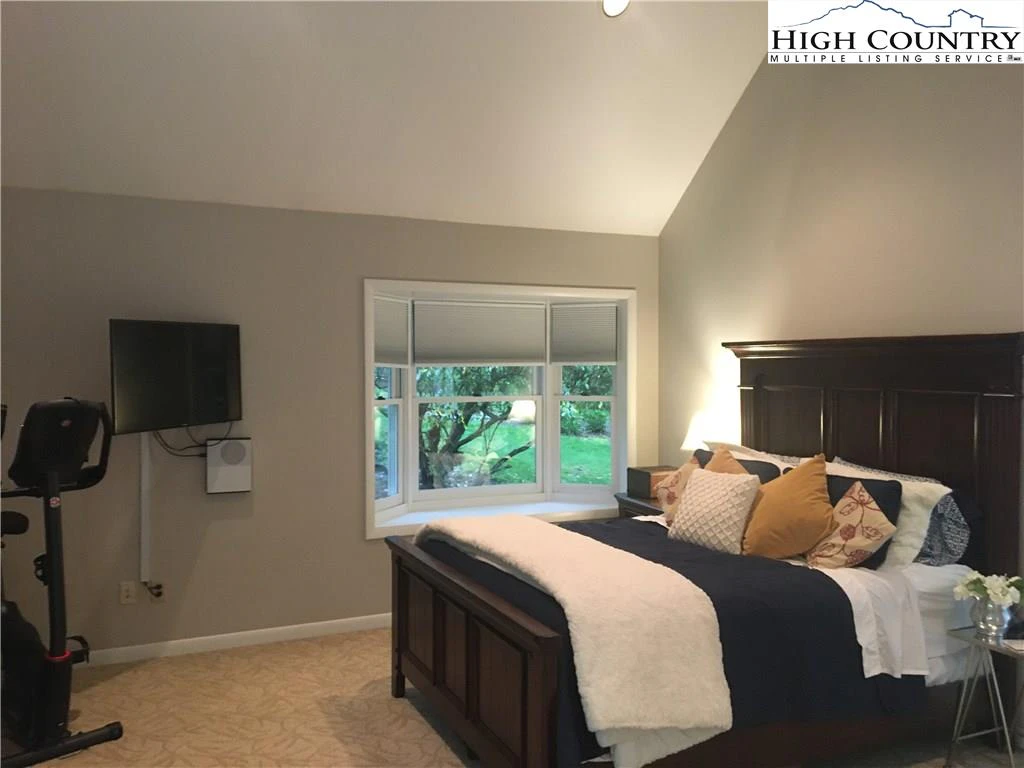 Image number 2 for the current listing