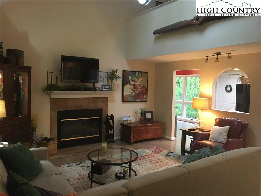 Image number 17 for the current listing