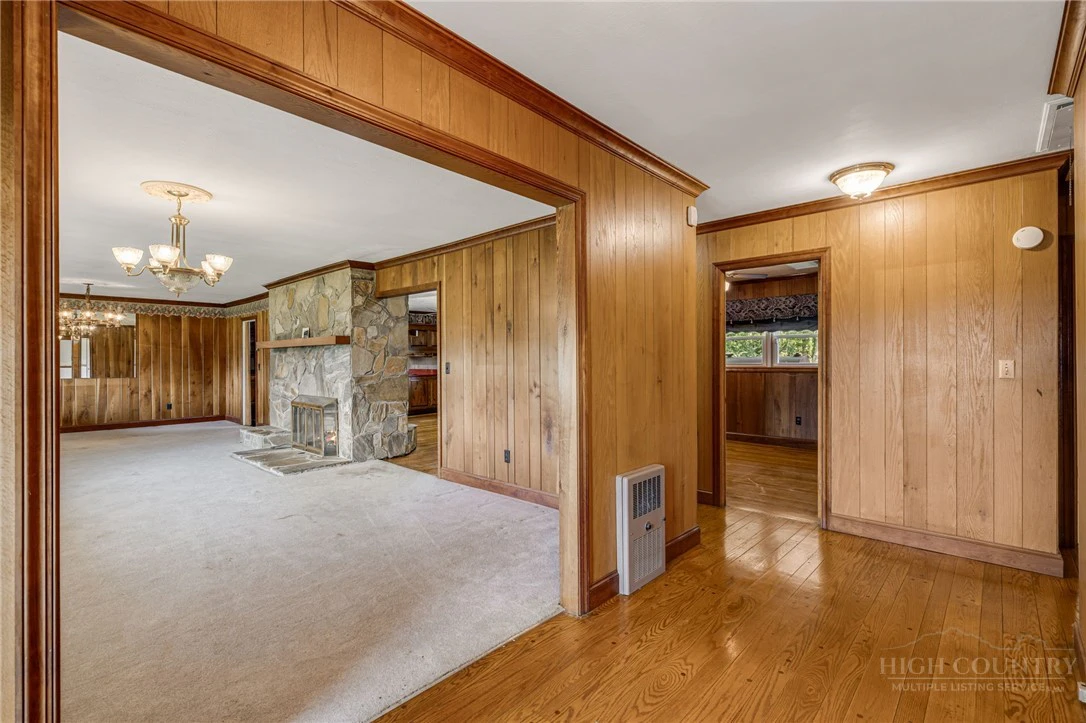 Image number 12 for the current listing