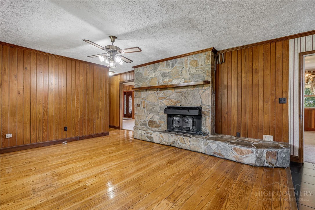 Image number 14 for the current listing