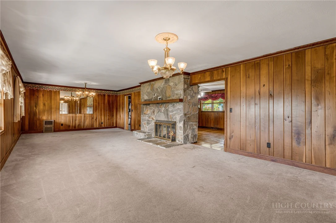 Image number 15 for the current listing