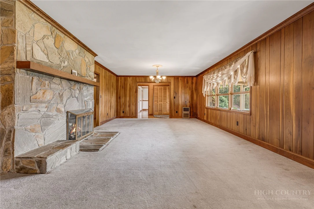 Image number 16 for the current listing