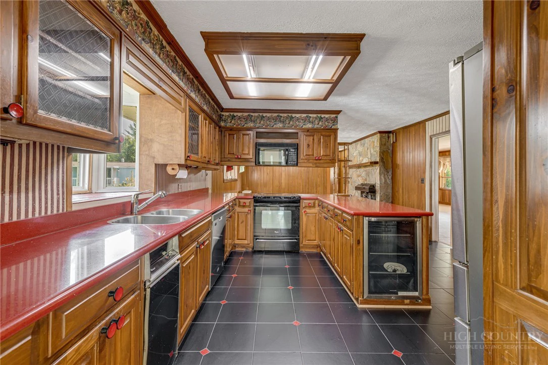 Image number 17 for the current listing