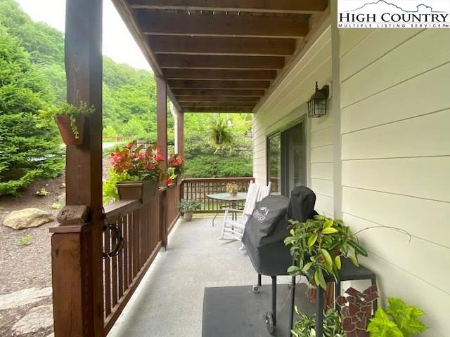 Image number 13 for the current listing