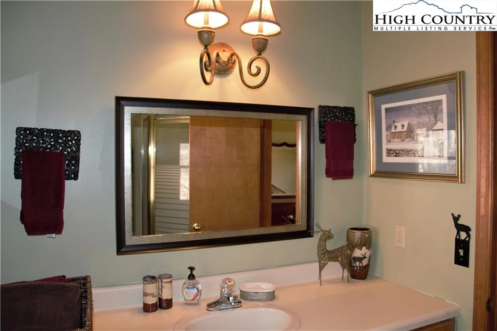 Image number 19 for the current listing