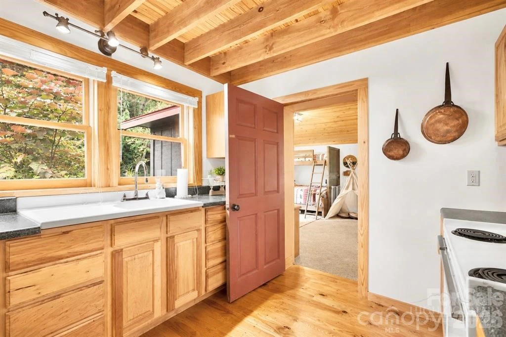 Image number 14 for the current listing