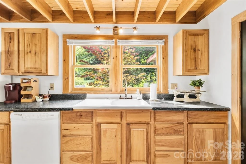 Image number 15 for the current listing