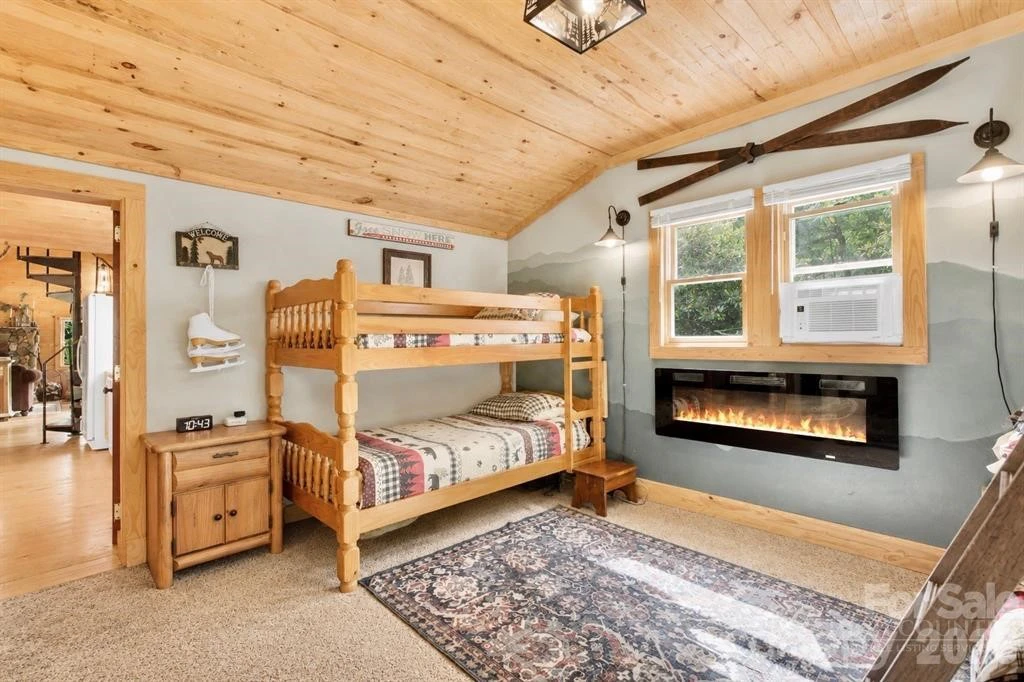 Image number 21 for the current listing