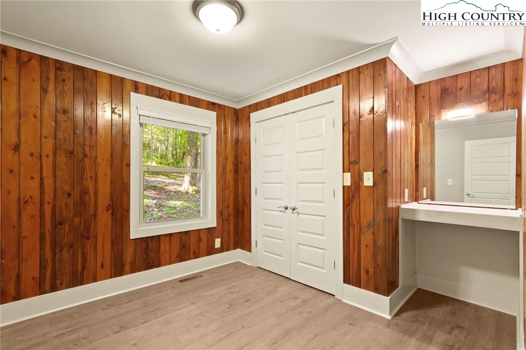 Image number 8 for the current listing