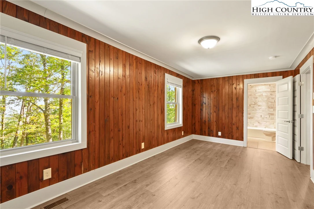 Image number 11 for the current listing