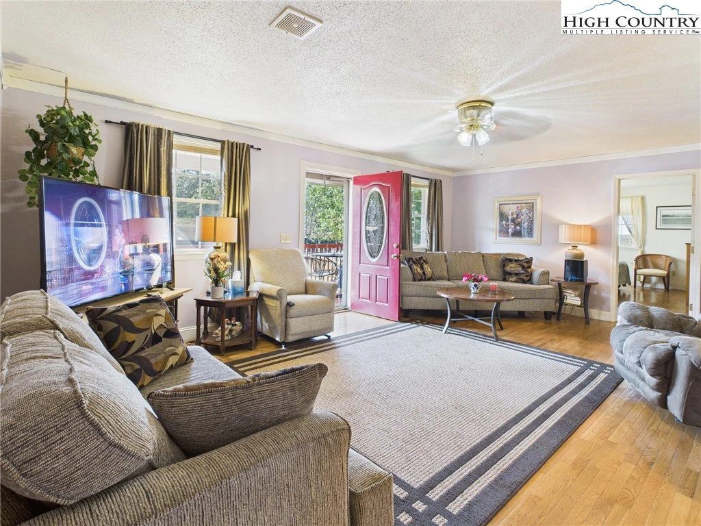 Image number 4 for the current listing