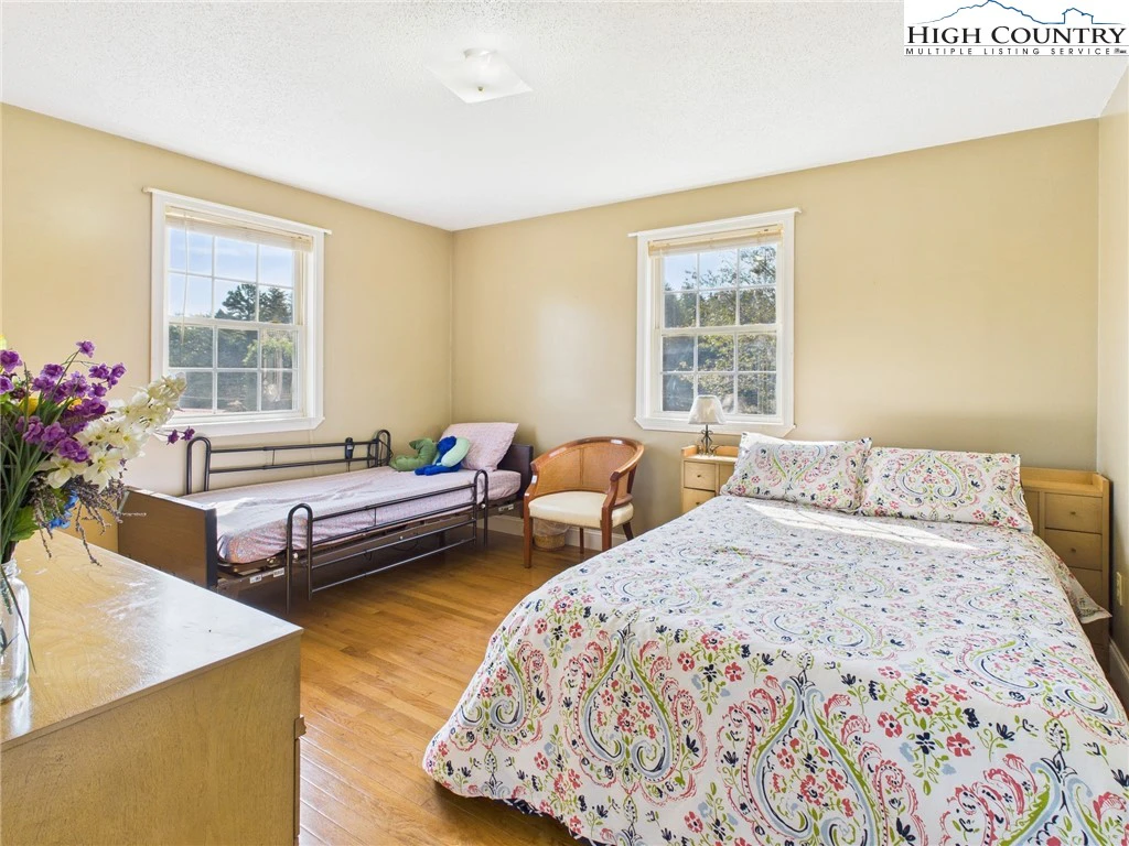 Image number 8 for the current listing