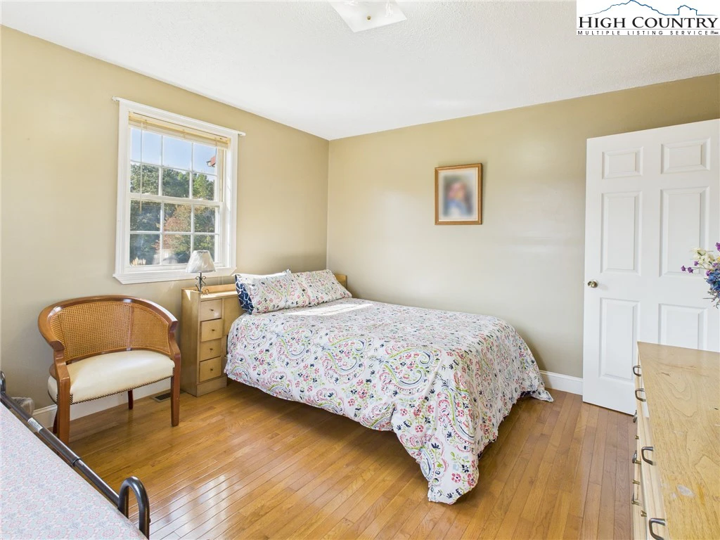 Image number 9 for the current listing