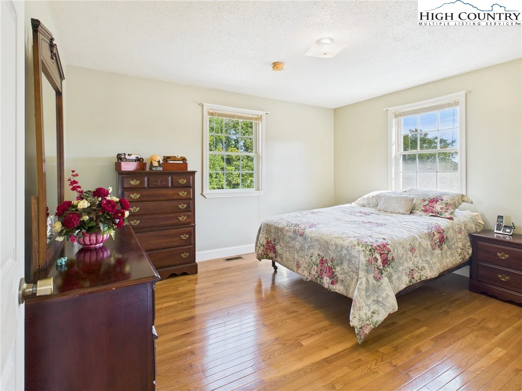 Image number 10 for the current listing