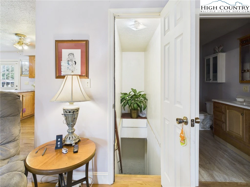 Image number 11 for the current listing