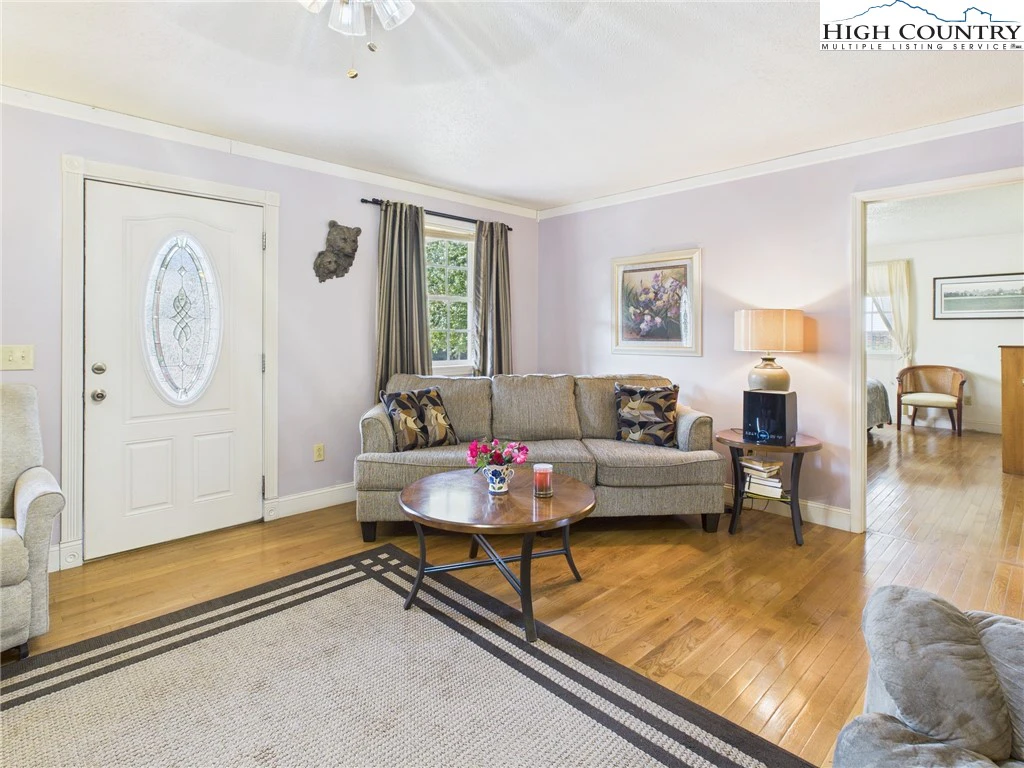 Image number 13 for the current listing