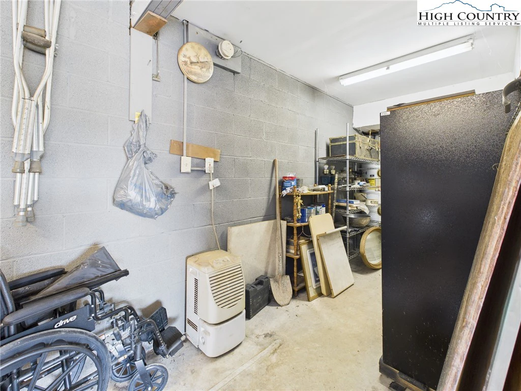 Image number 14 for the current listing