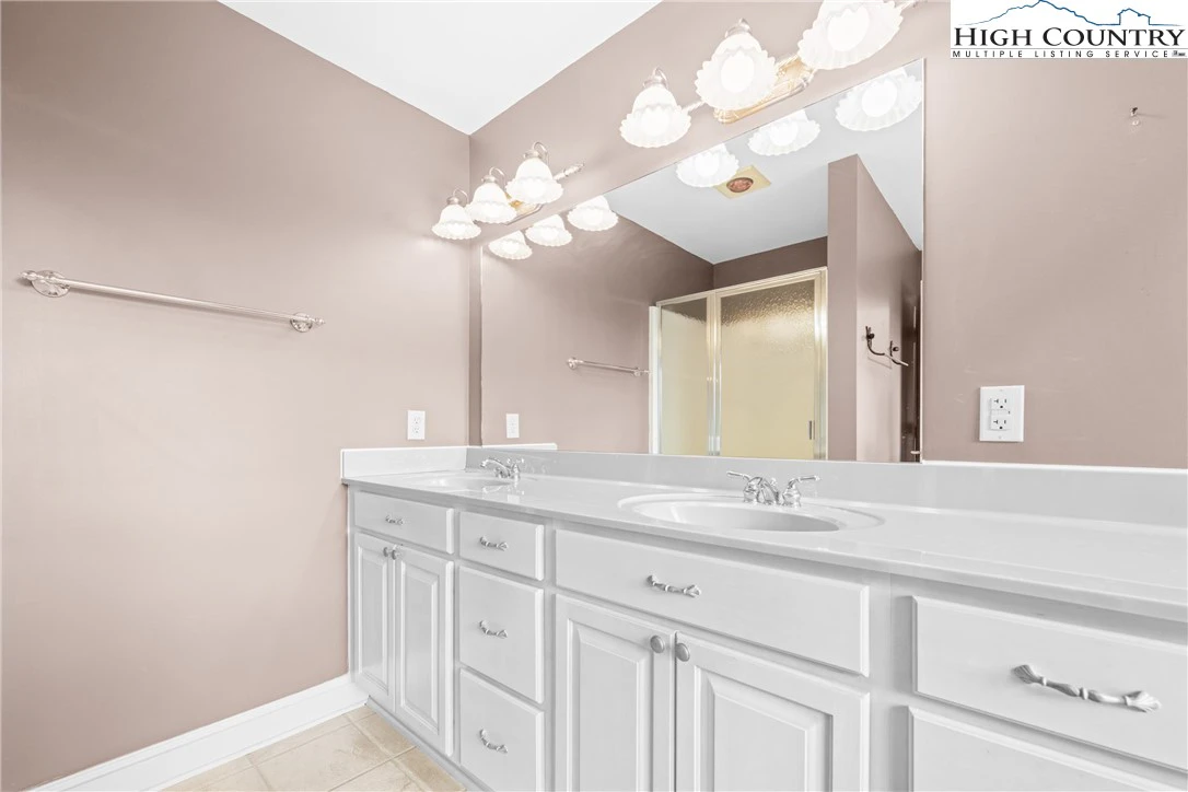 Image number 6 for the current listing