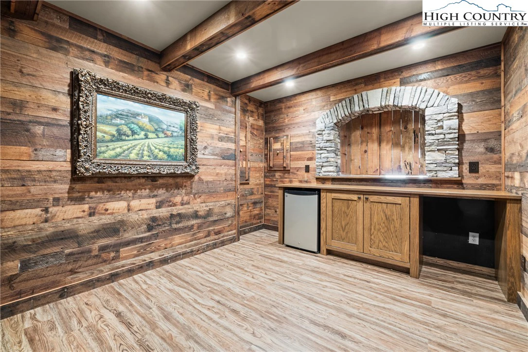 Image number 14 for the current listing