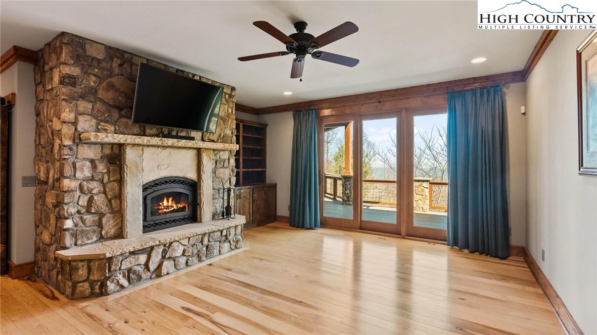 Image number 14 for the current listing