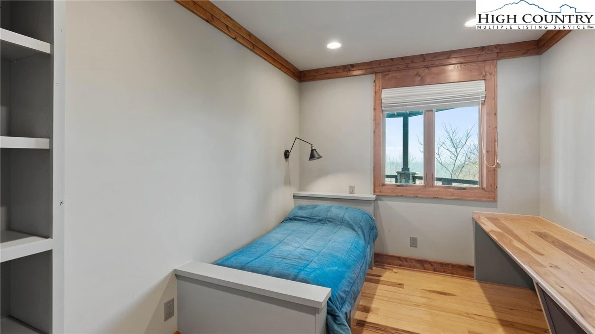 Image number 4 for the current listing
