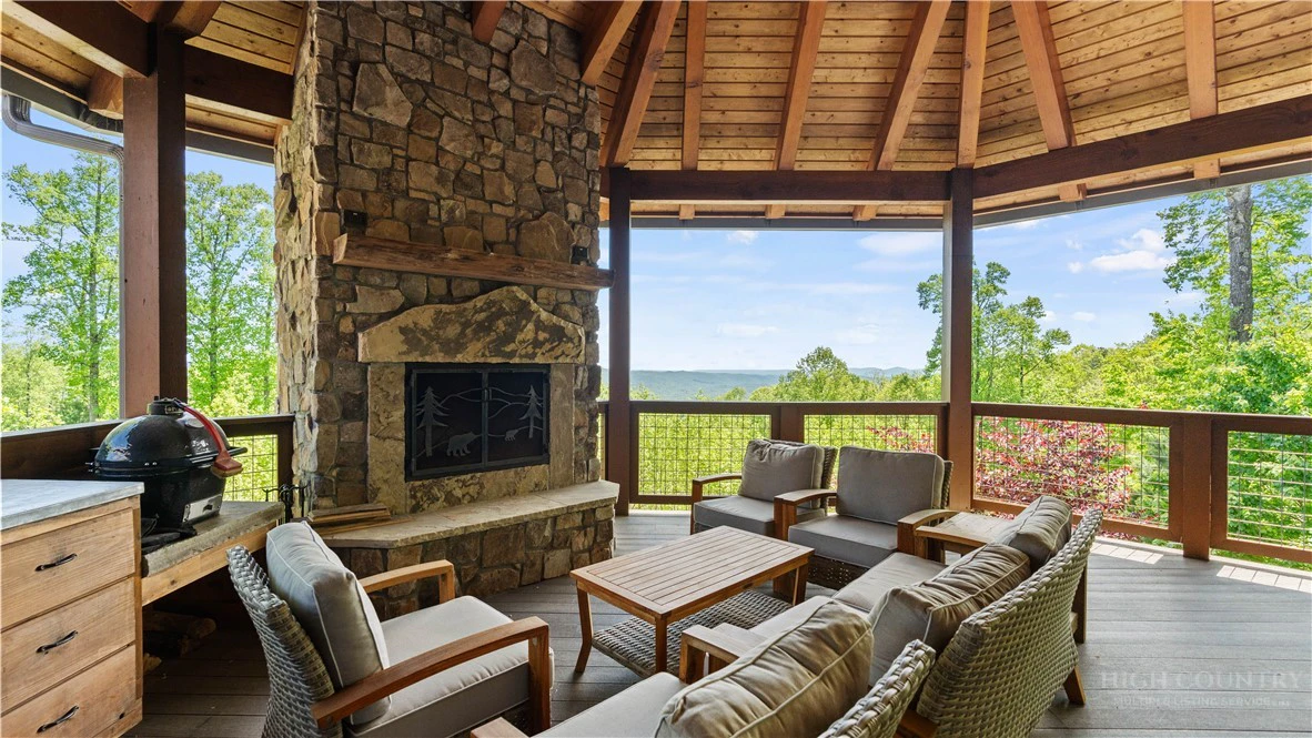 Image number 17 for the current listing