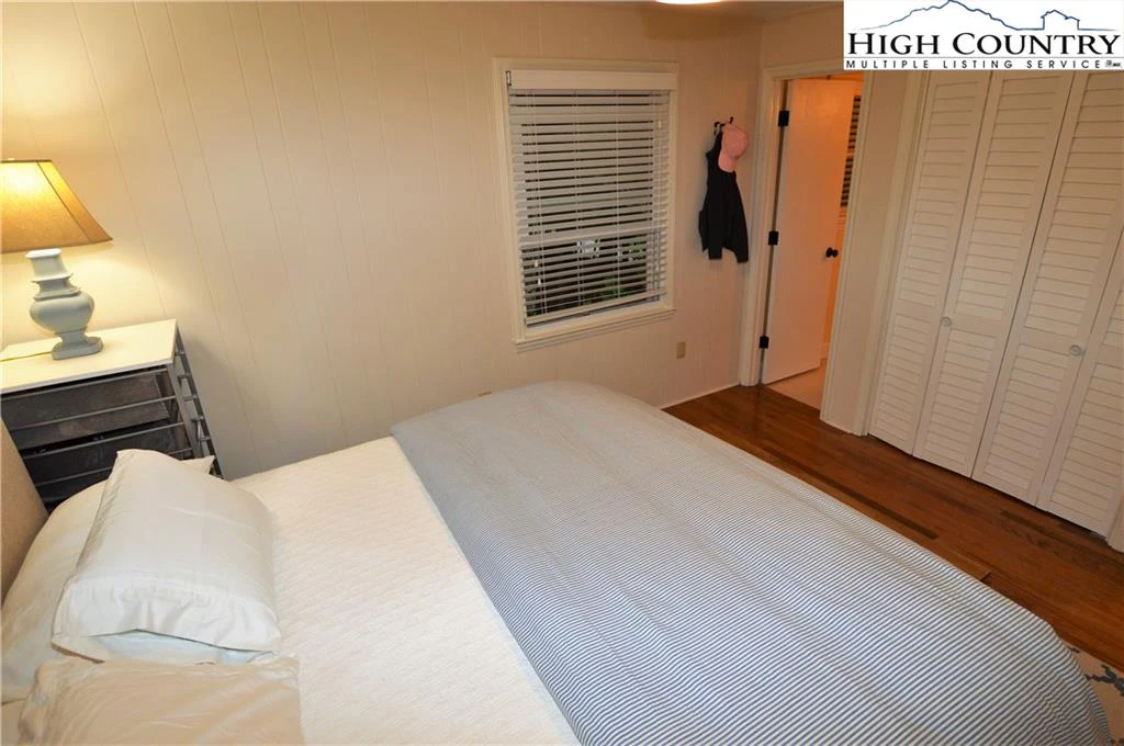 Image number 21 for the current listing