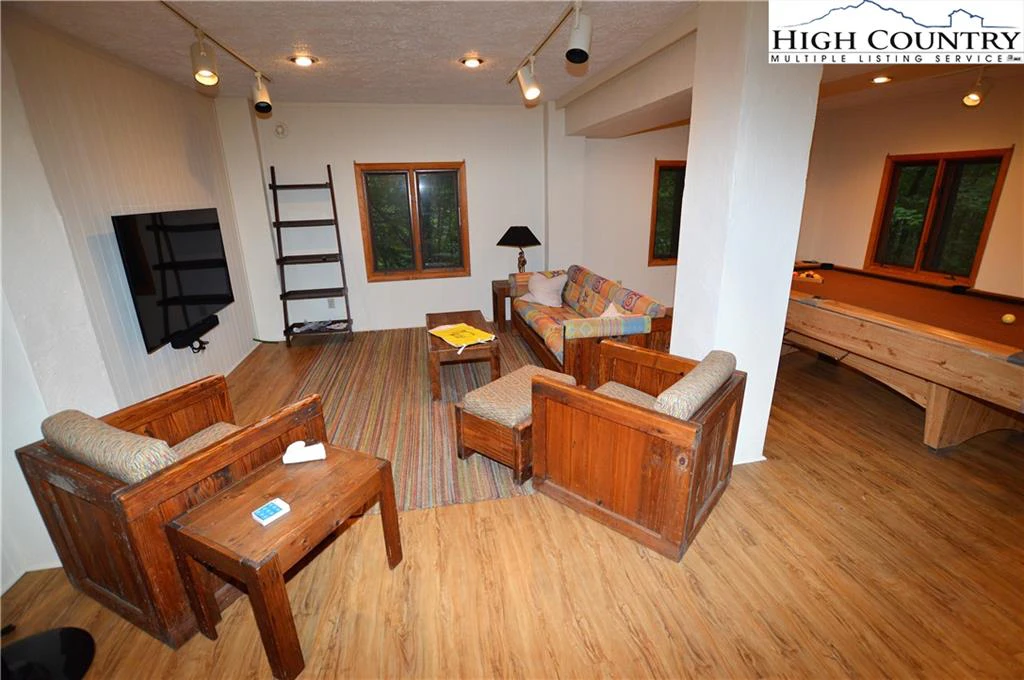 Image number 10 for the current listing