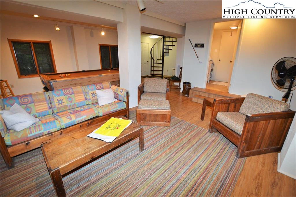 Image number 3 for the current listing