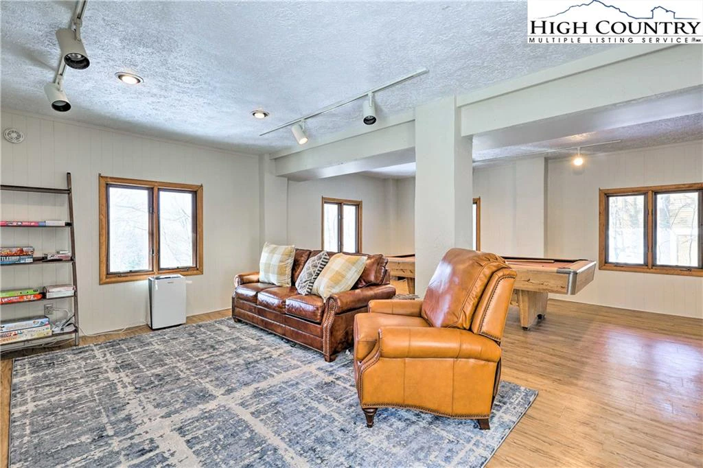 Image number 12 for the current listing
