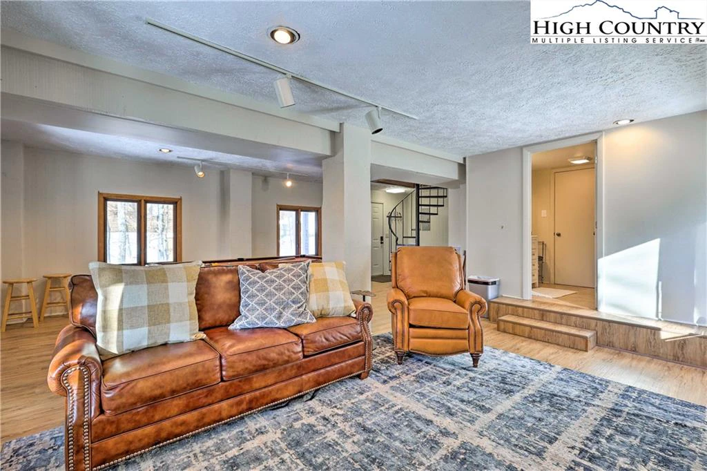 Image number 3 for the current listing