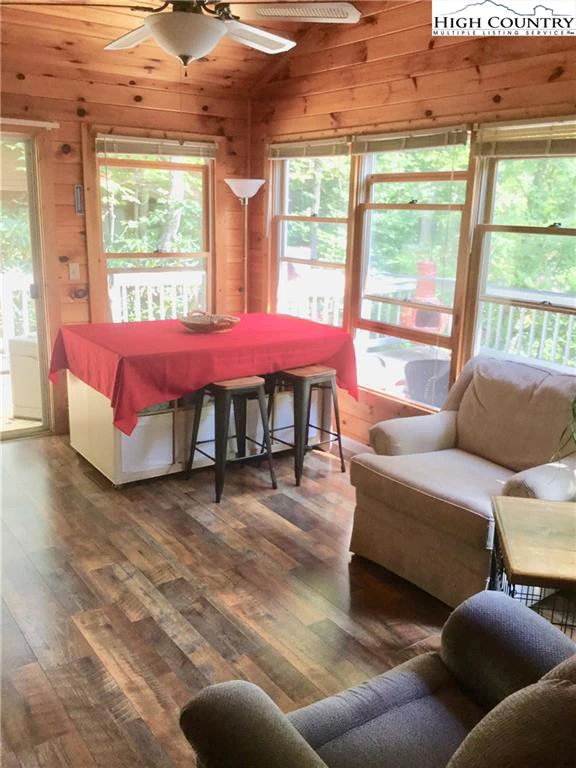 Image number 19 for the current listing