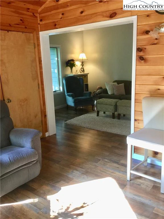 Image number 17 for the current listing