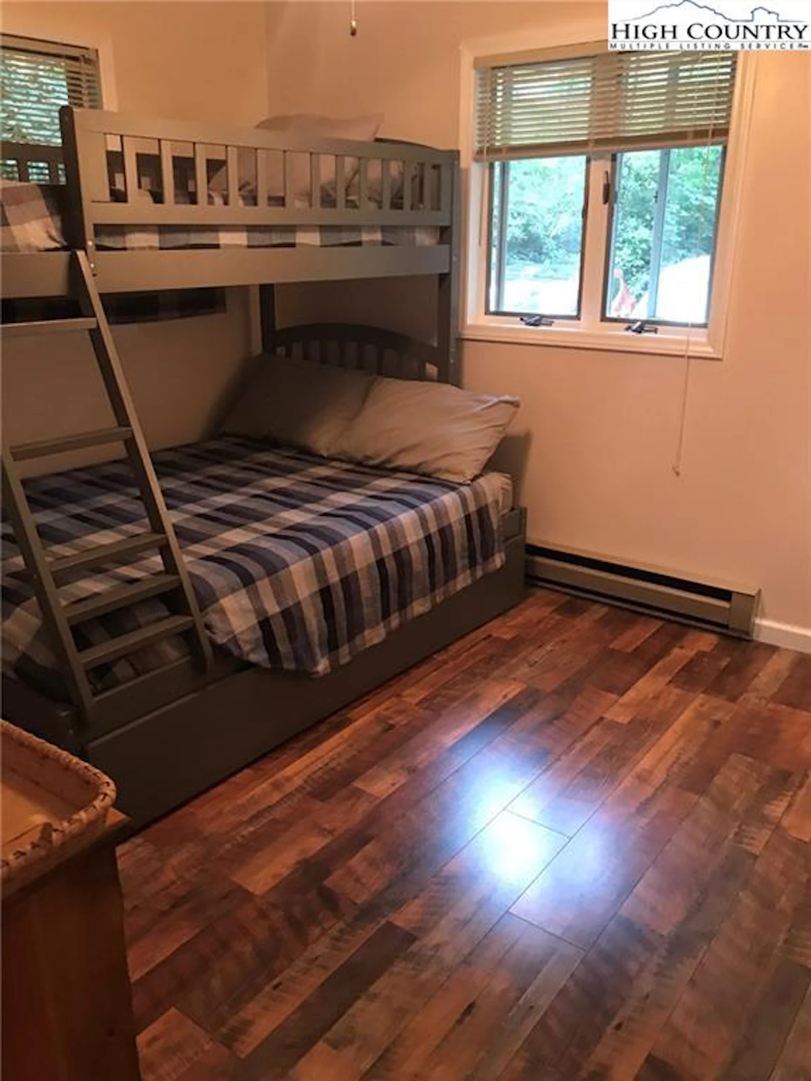Image number 9 for the current listing