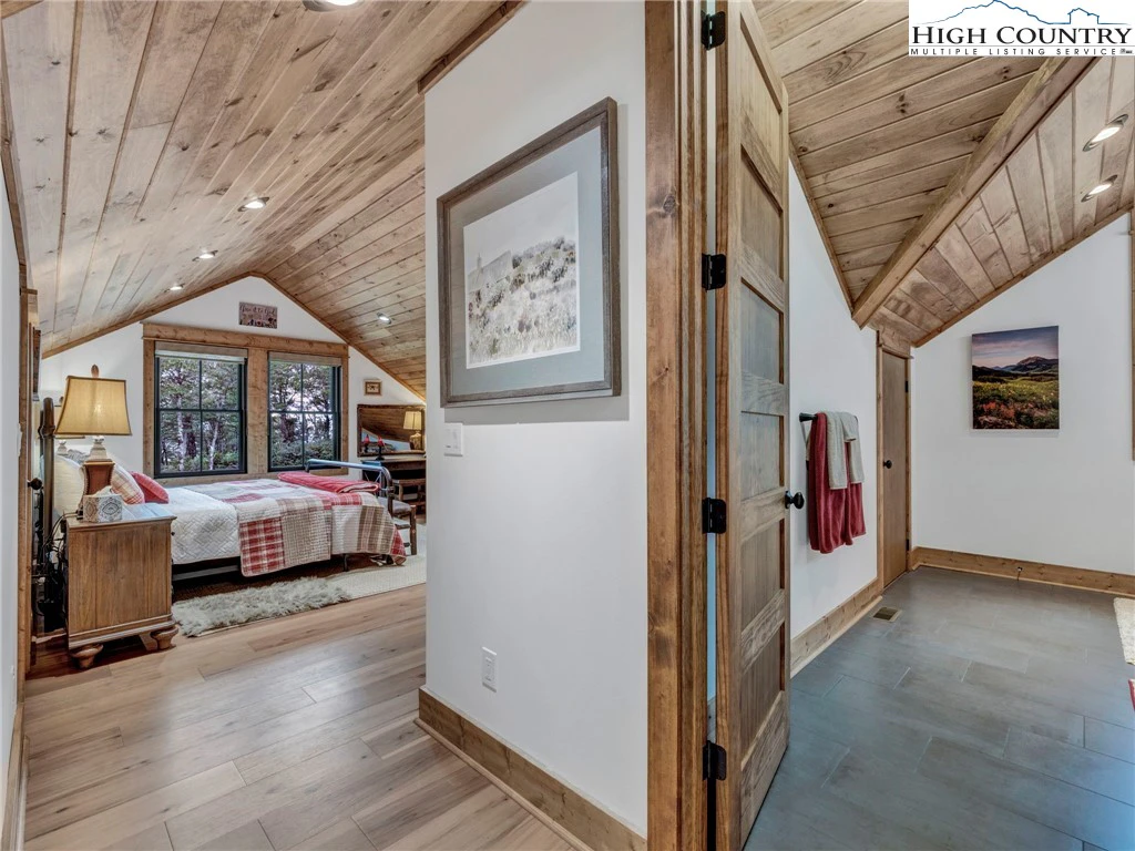 Image number 9 for the current listing
