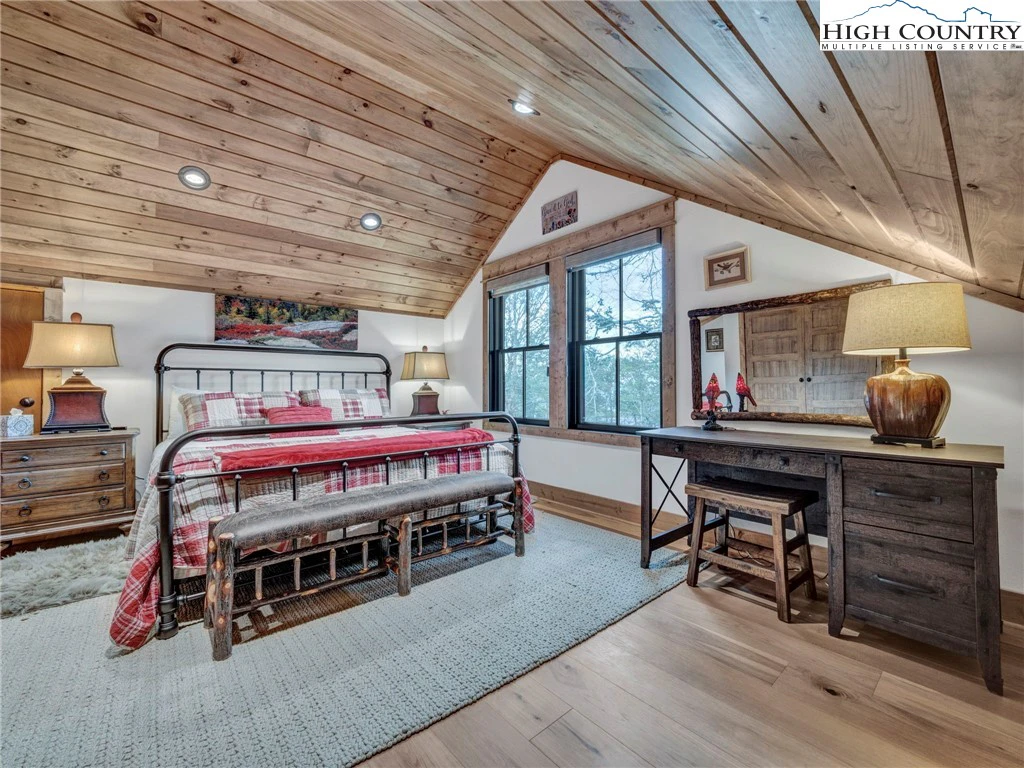 Image number 10 for the current listing