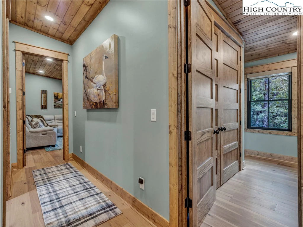 Image number 2 for the current listing