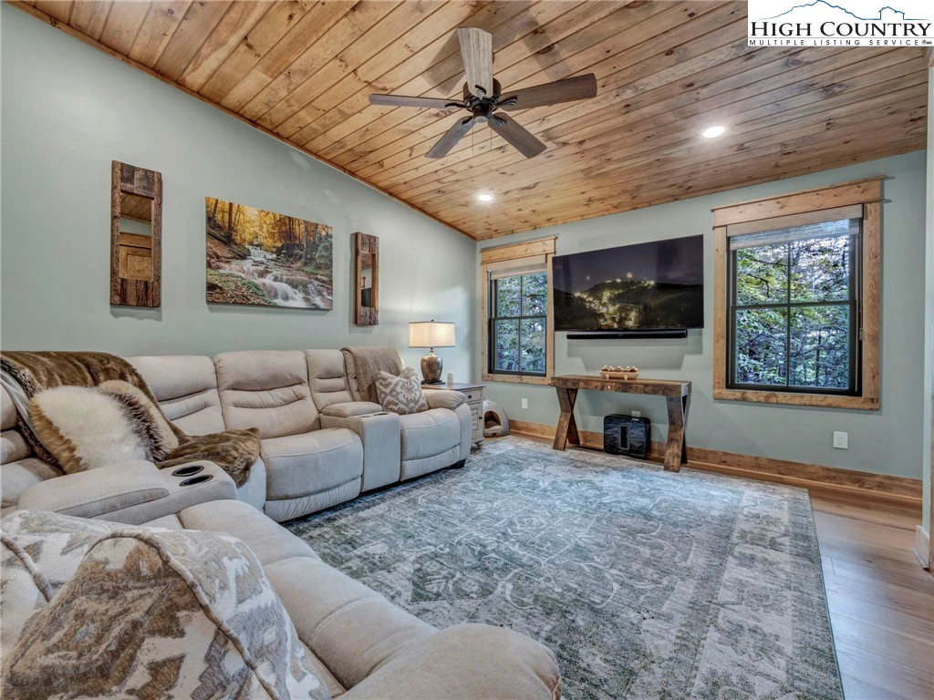 Image number 18 for the current listing