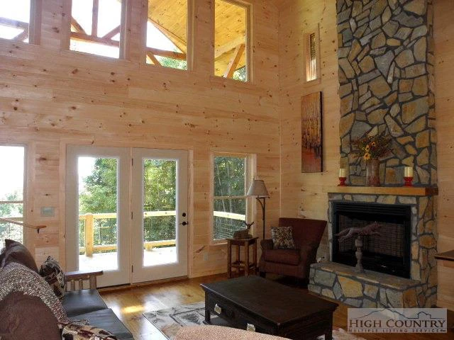 Image number 19 for the current listing