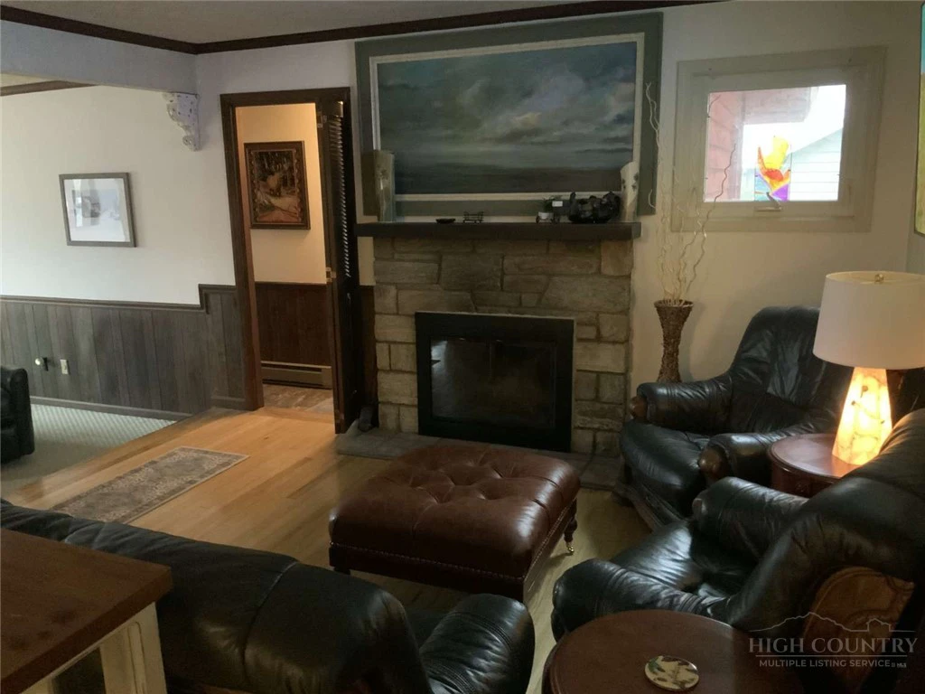 Image number 19 for the current listing