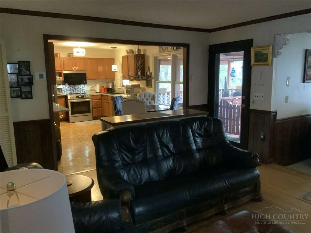 Image number 13 for the current listing