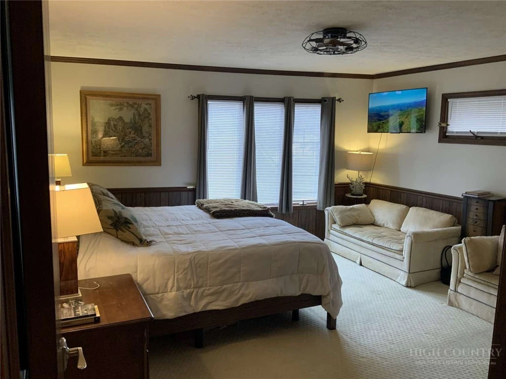 Image number 12 for the current listing