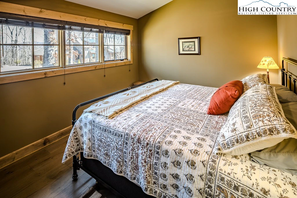 Image number 5 for the current listing