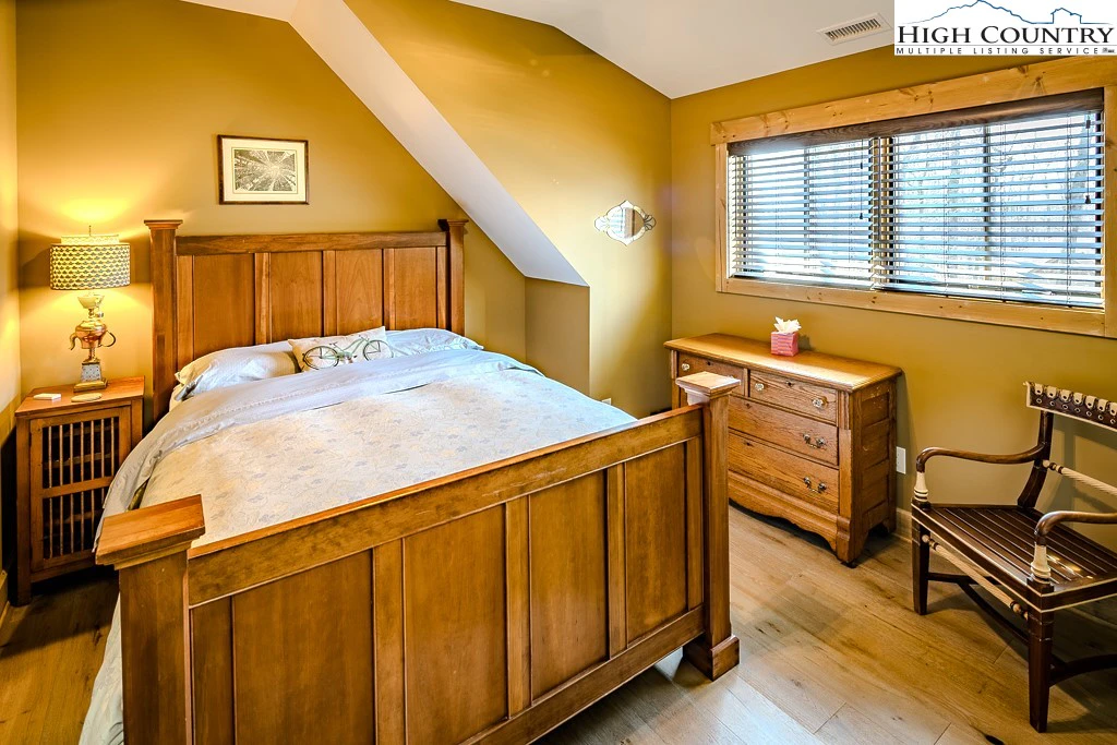 Image number 7 for the current listing