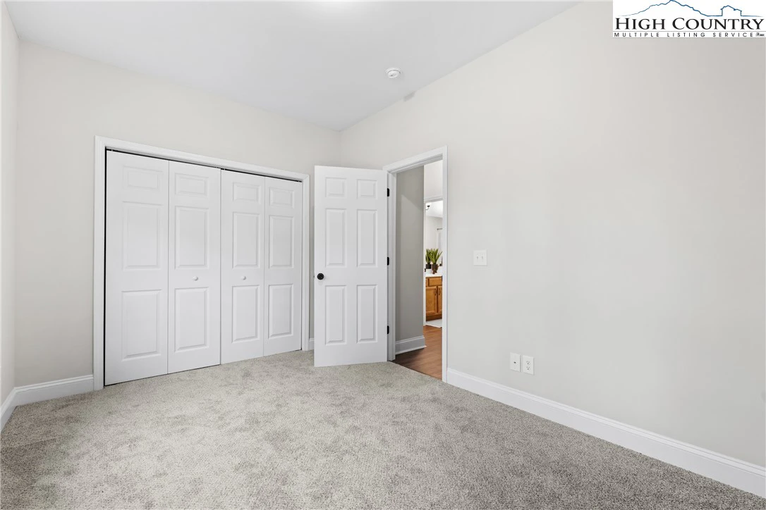 Image number 11 for the current listing